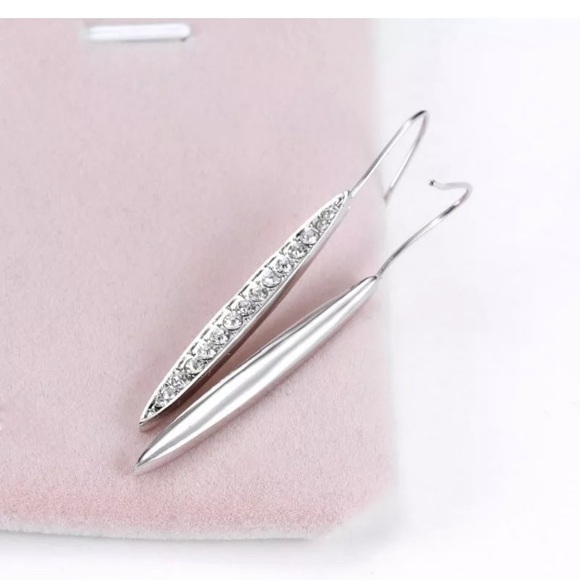 NEW!💙💎LONG! DROP! SPARKLE! DANGLERS!💎💙SILVERY! - Picture 3 of 8